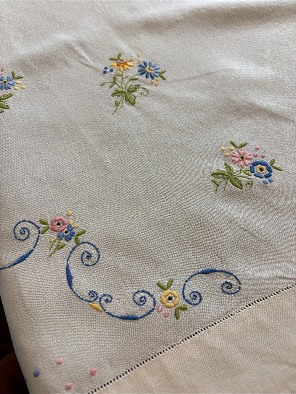 Embroidered Vintage Floral Tablecloth - Classic Home Dining with Sweetness!
